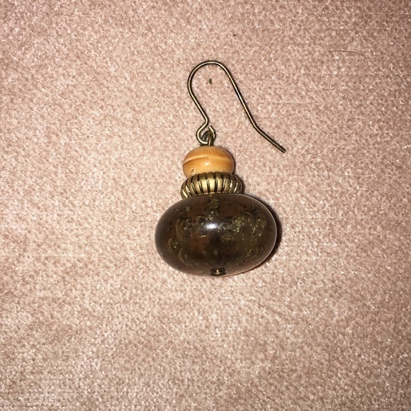 Green glass hook earrings - Picture 2 of 2